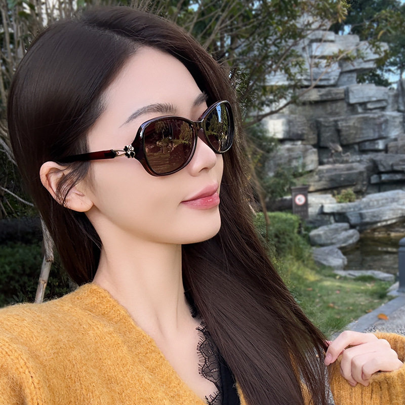 2025批发新款女士时尚太阳镜5566优雅框架潮驾驶镜墨镜镶钻四叶草
