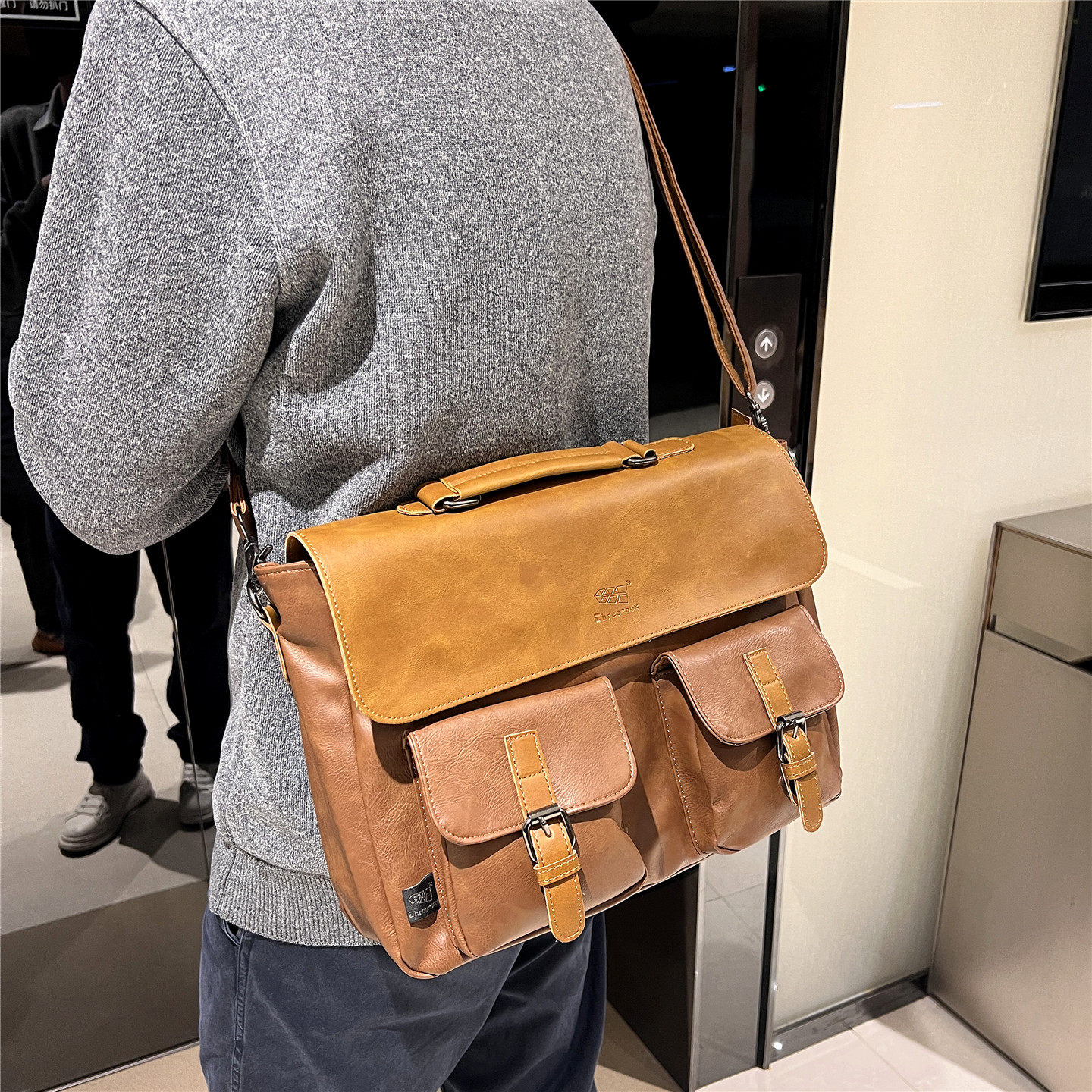 日系复古大容量通勤电脑斜挎包