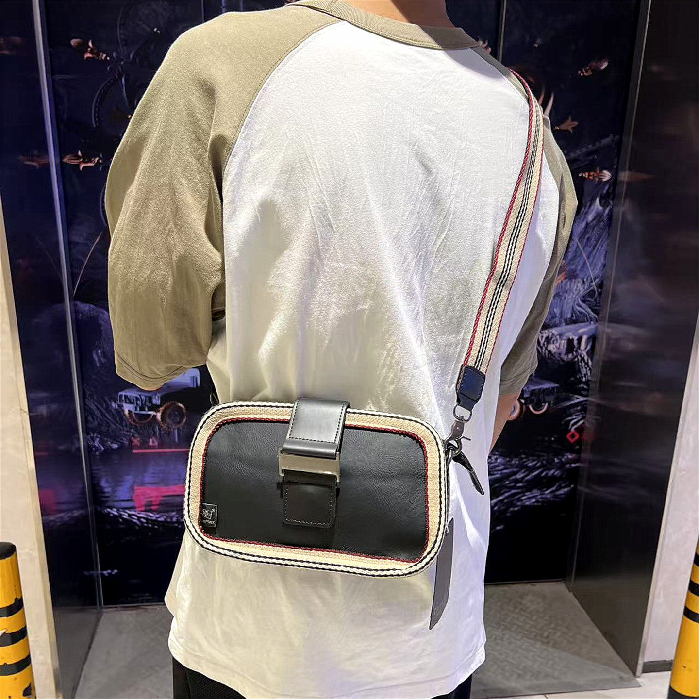 潮流PU皮男女斜挎包条纹小包
