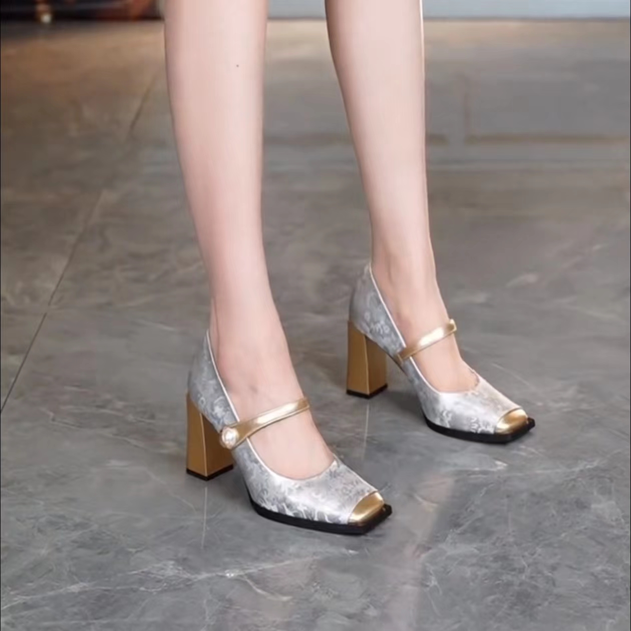 方头设计感国风刺绣浅口高跟鞋