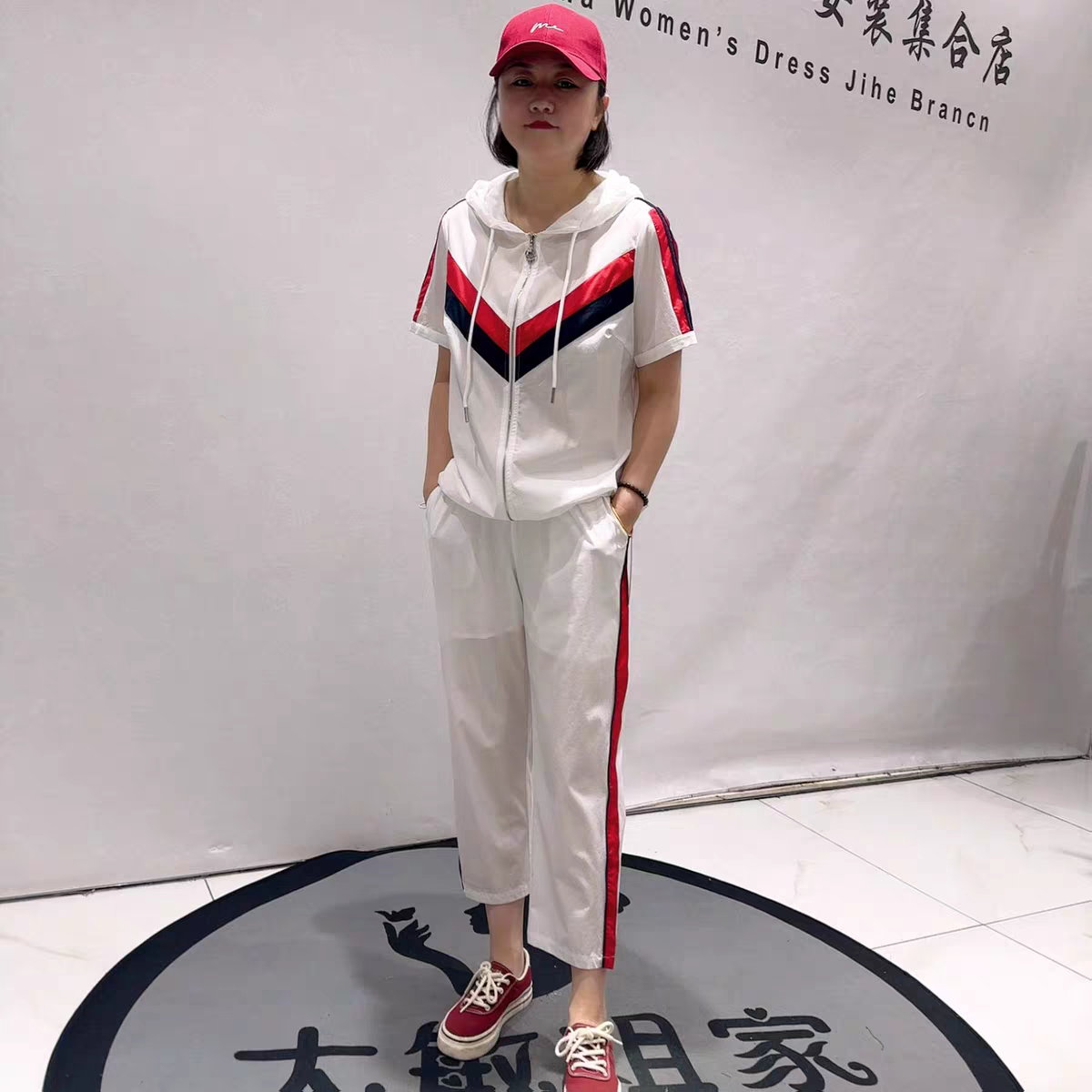 5738芮娜依莲夏款新品拉链连帽上衣搭配运动风休闲裤两件套加大码
