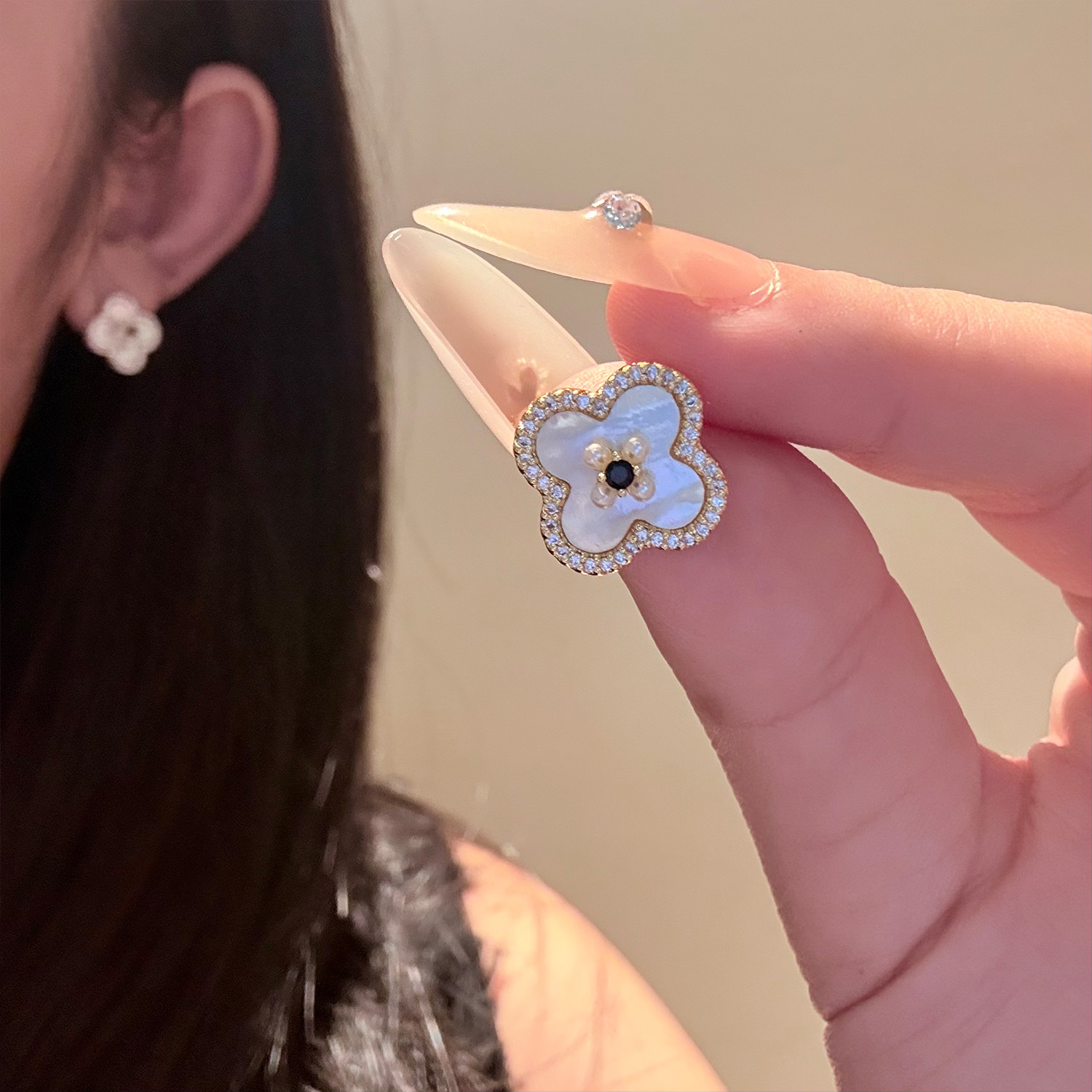 优雅贝母四叶草耳钉珍珠水钻镶嵌气质高级感耳饰小众设计百搭耳环