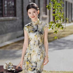 2025新款真丝桑蚕丝改良旗袍女夏高端年轻款金黄色印花中式小个子