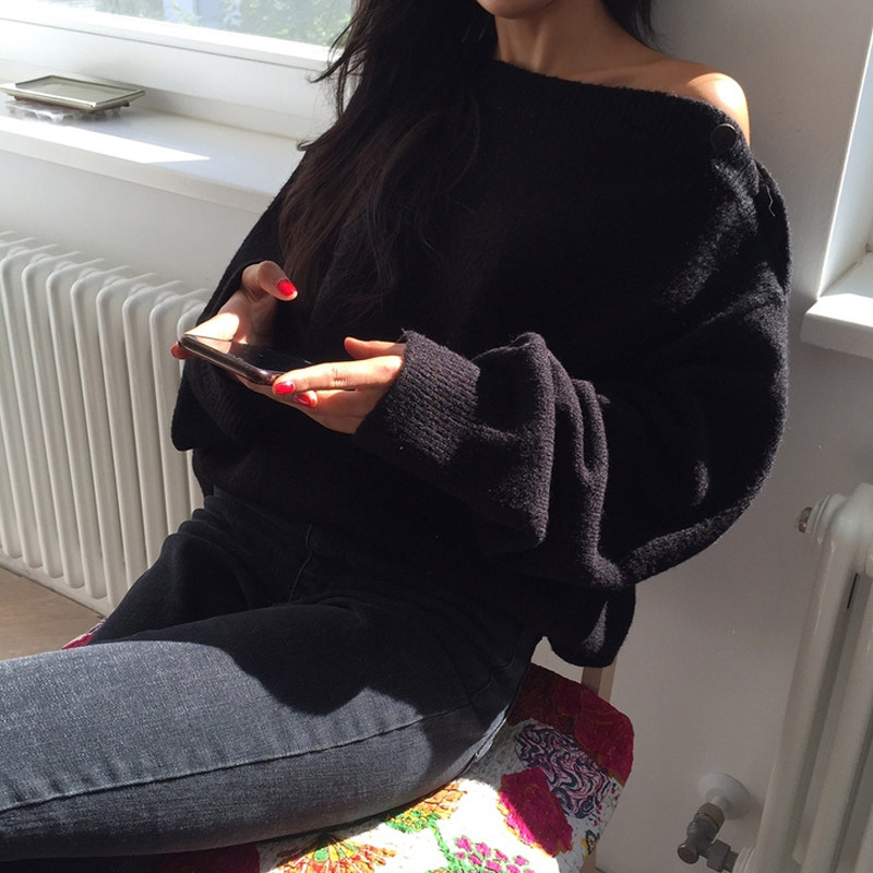 프랑스 ROUJE DAMAS 틈새 디자인 단추가 달린 원 라인 칼라 스웨터 오프 숄더 루즈한 게으른 스타일 여성용 니트 스웨터