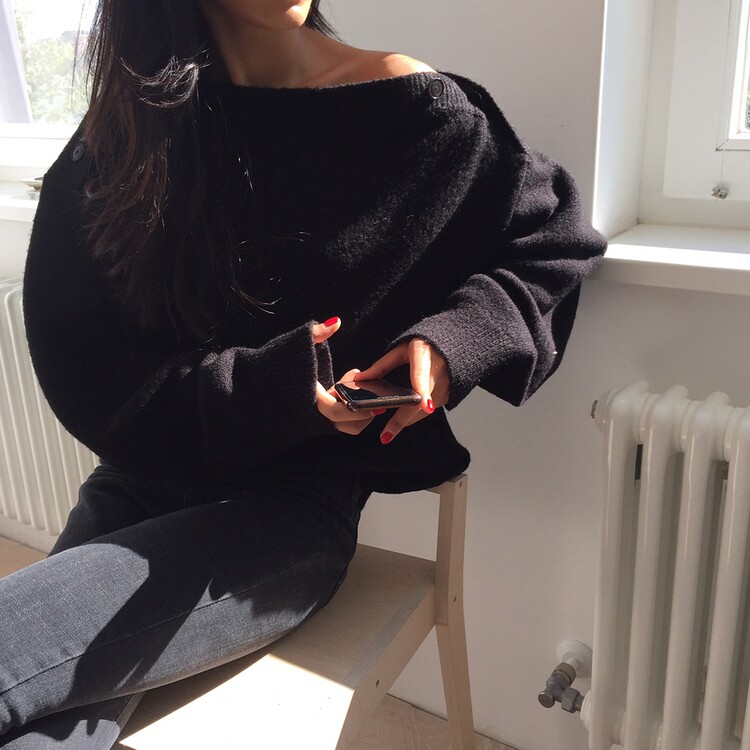 프랑스 ROUJE DAMAS 틈새 디자인 단추가 달린 원 라인 칼라 스웨터 오프 숄더 루즈한 게으른 스타일 여성용 니트 스웨터