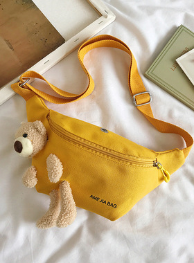 斜挎包潮流女包黄色腰包小熊包包2025潮胸包春夏季运动包酷帆布包