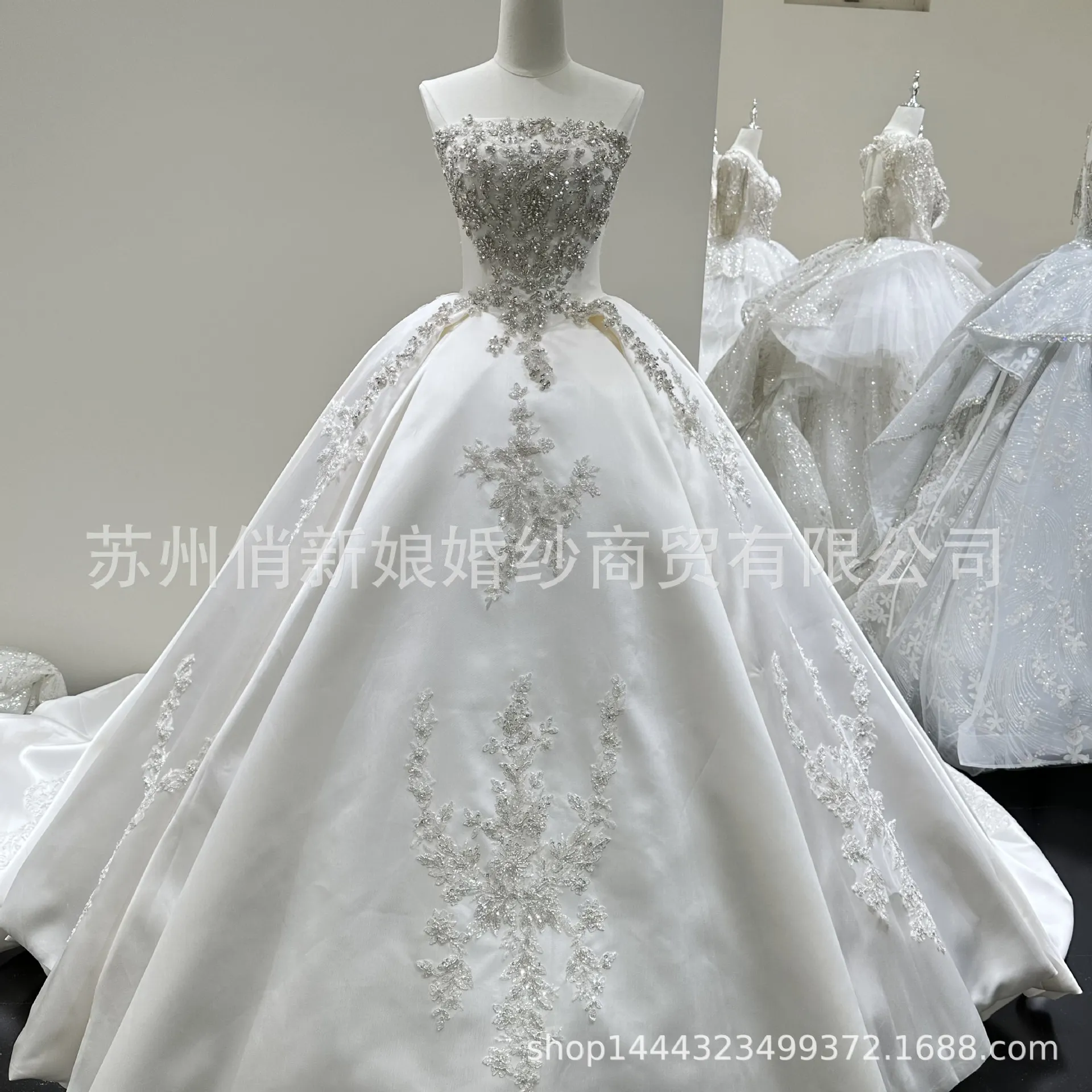 缎面抹胸婚纱主纱高级质感新款2025新娘重工奢华蓬蓬裙拖尾礼服图片