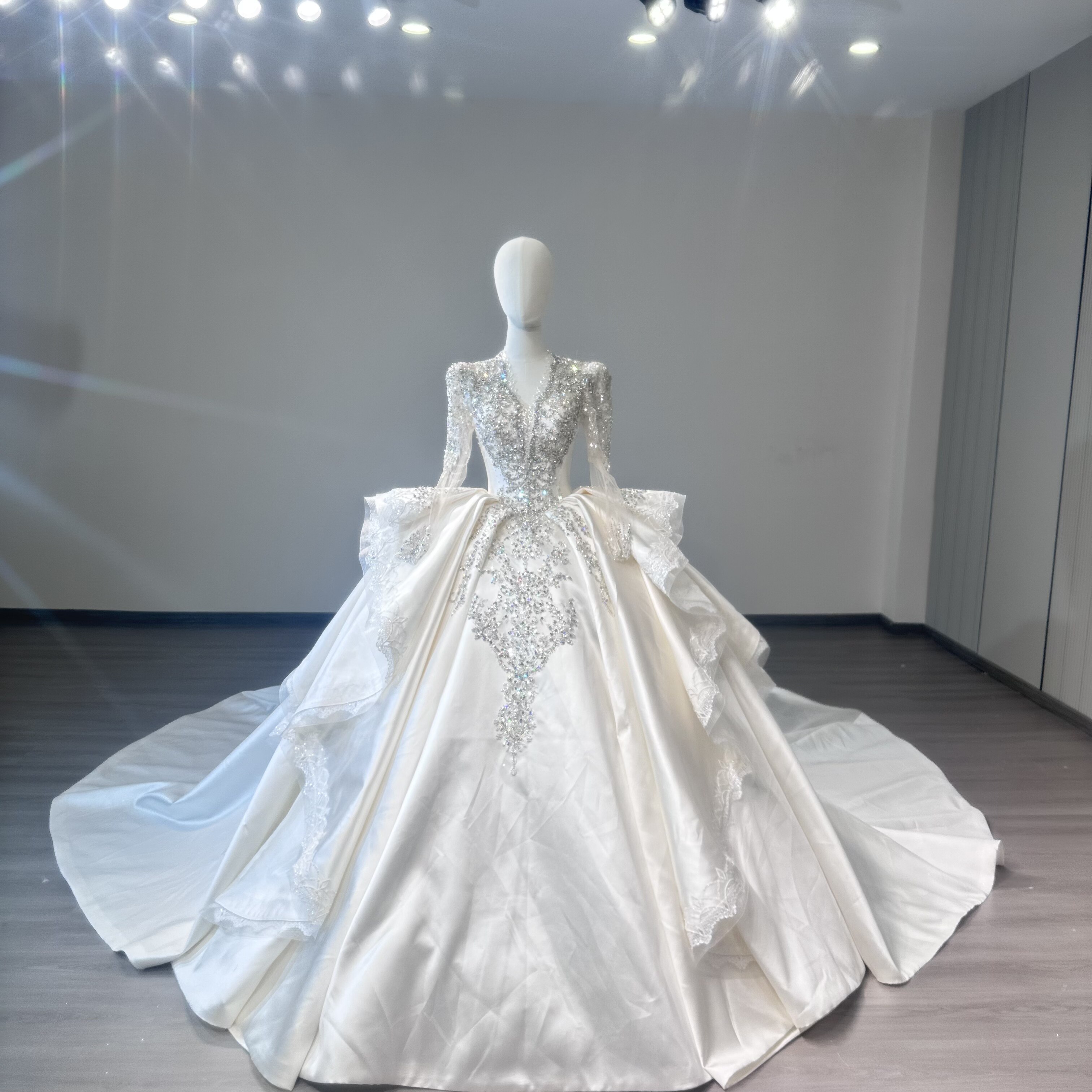 长袖缎面重工深V领主纱2026新款新娘结婚婚纱韩式复古出门纱拖尾