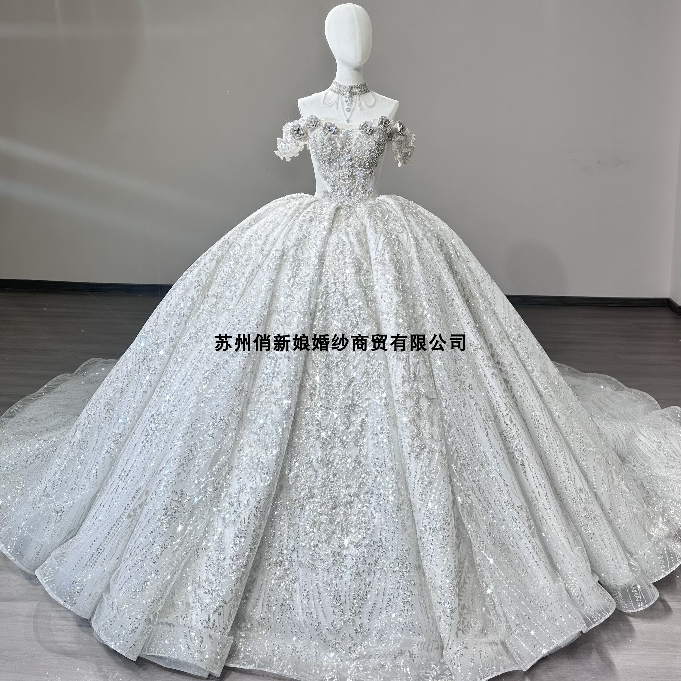 法式一字肩星空拖尾高定婚纱图片