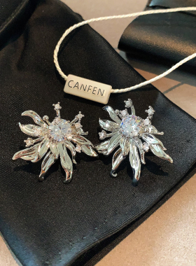 XMR甜酷立体冰花镶锆石花朵耳钉