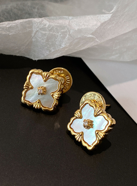 贝母四叶草耳环2026新款爆款雕花耳钉女轻奢高级感小香风花朵耳饰