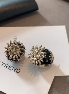 迪家黑色太阳神耳钉轻奢高级感气质大气珐琅耳环小香风双面耳饰女