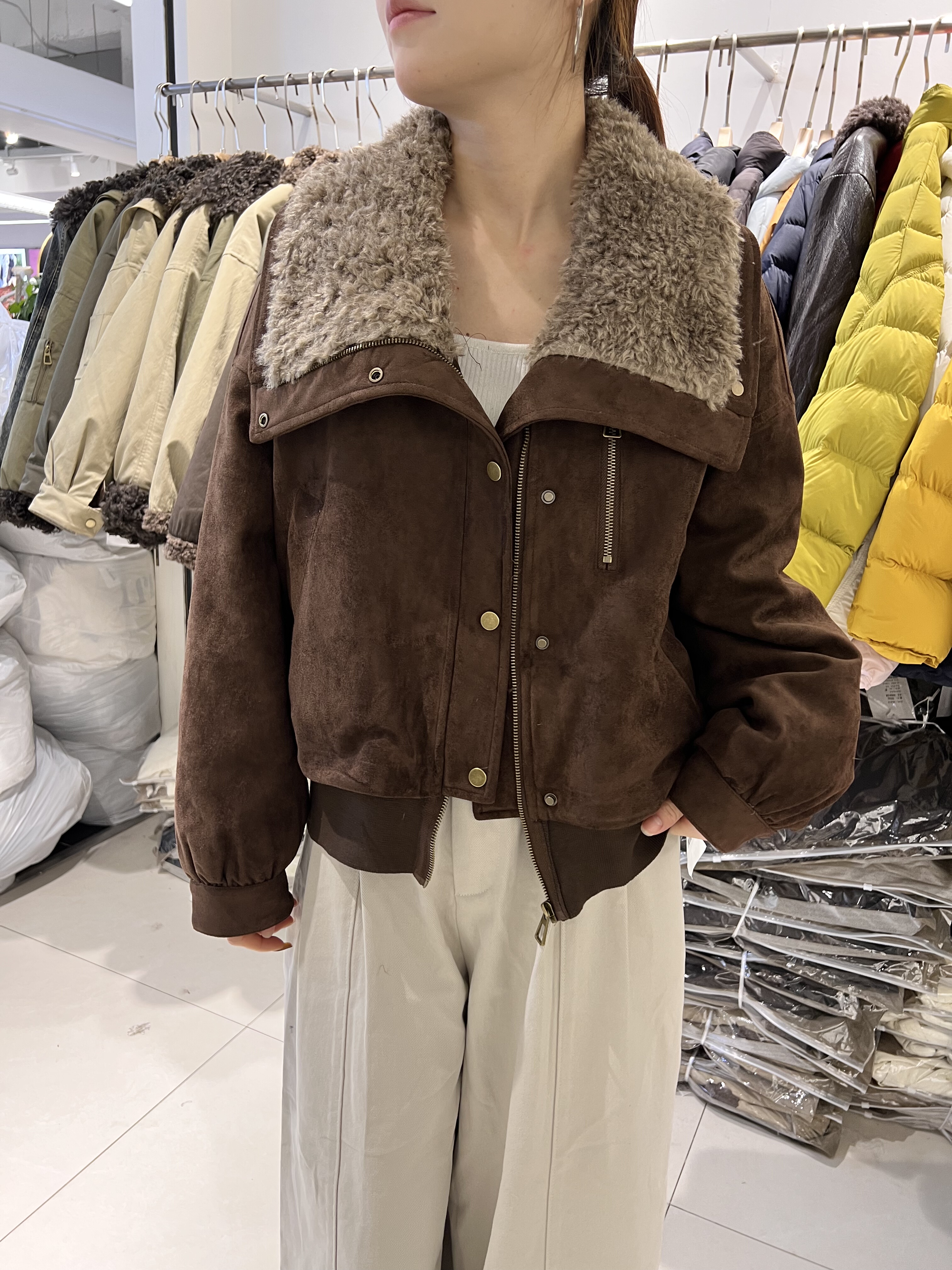 羊羔毛翻领羽绒服女短款夹克2025冬新款时尚90白鸭绒派克服5535