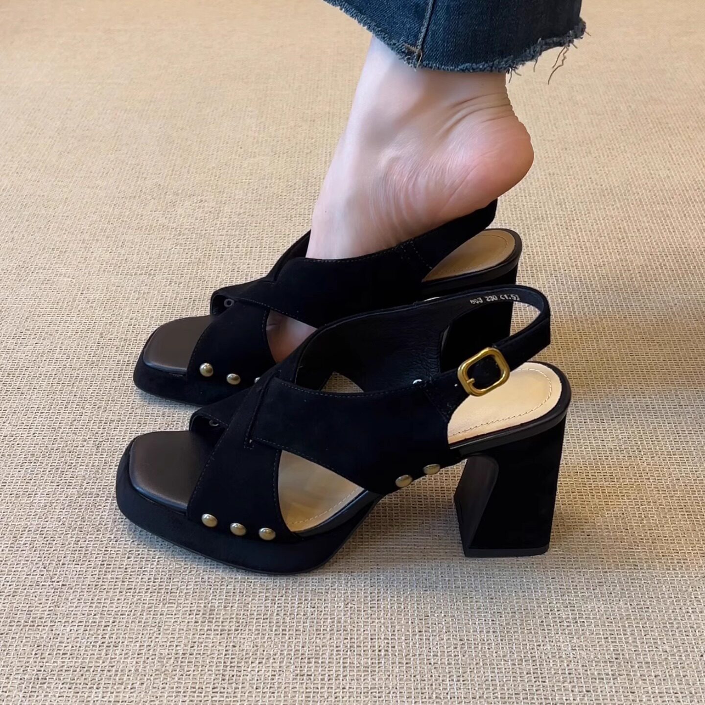 nnmiss/8.5cm小个子复古方头铆钉交叉带简约后绊带露趾高跟凉鞋