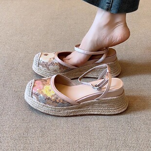 nnmiss 8cm小个子度假风草编厚底包头防水台坡跟一字扣带凉鞋