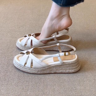 nnmiss/4.5cm法式复古交叉带山茶花金属扣草编厚底坡跟露趾凉鞋