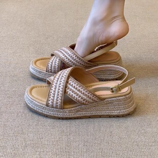 nnmiss/5.5cm草编坡跟圆头拼色编织交叉后绊带休闲露趾凉鞋