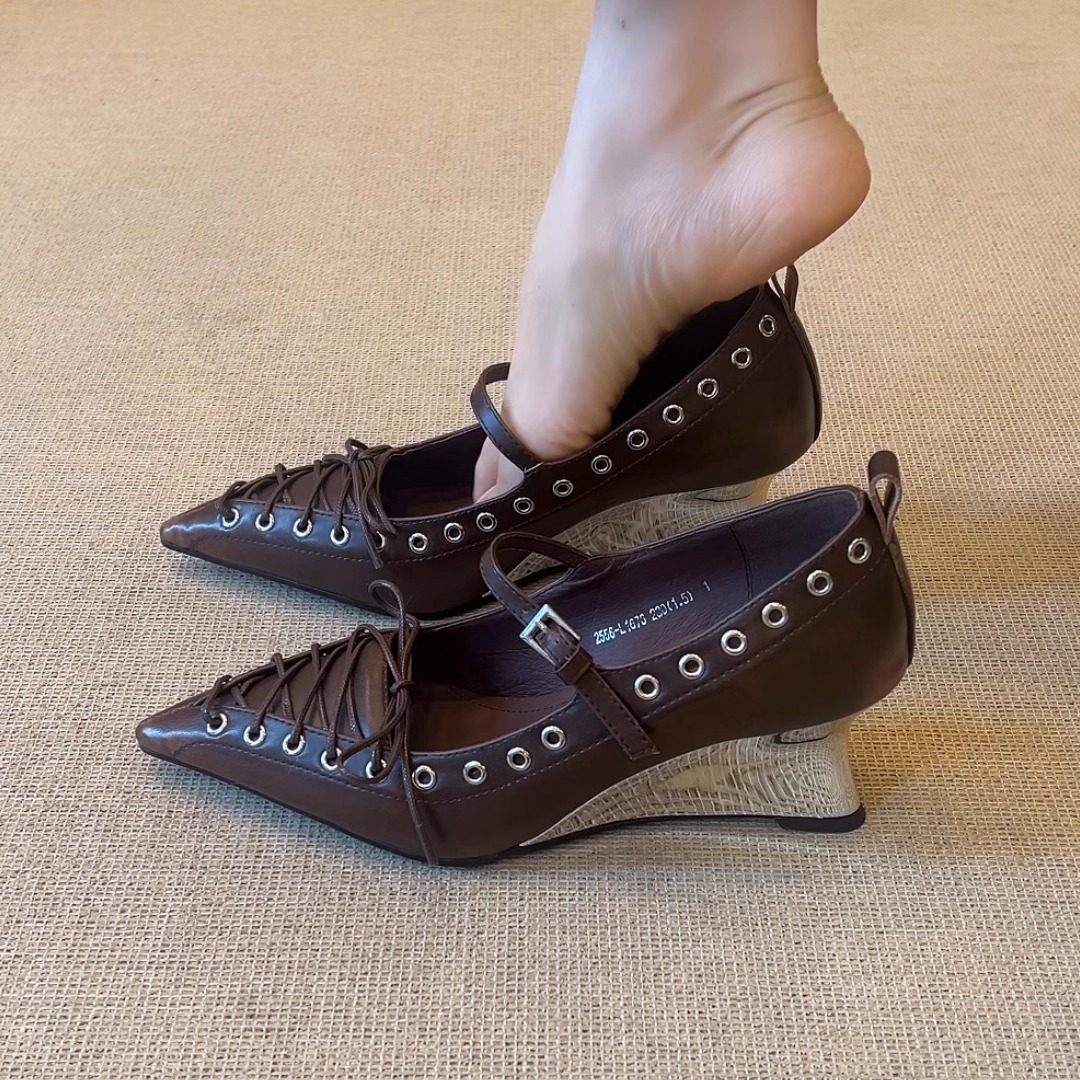 nnmiss/7cm小众设计感尖头系带铆钉一字扣带时尚气质浅口坡跟单鞋