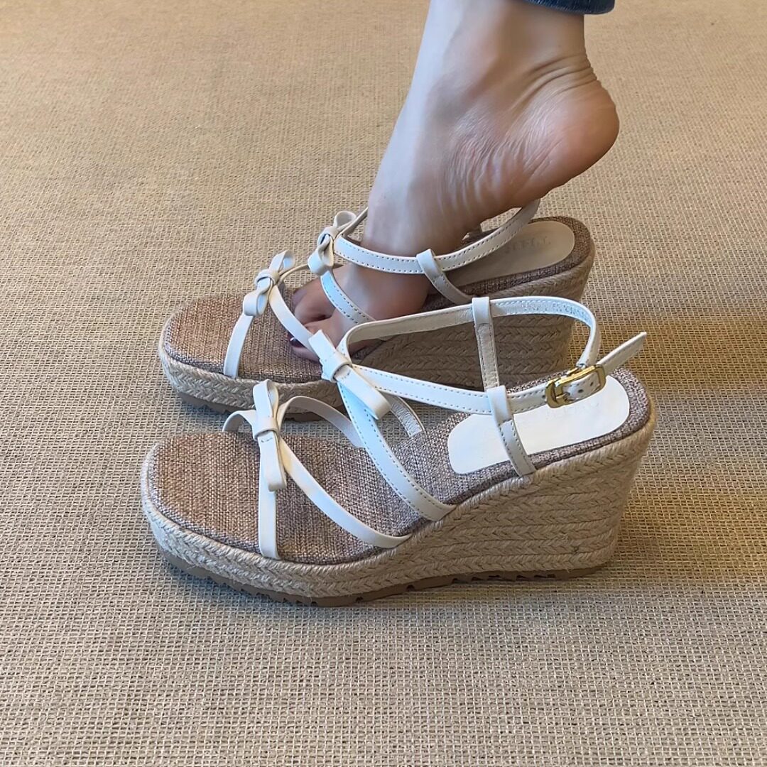 nnmiss/9cm小个子草编坡跟复古双蝴蝶结细带时尚露趾凉鞋女