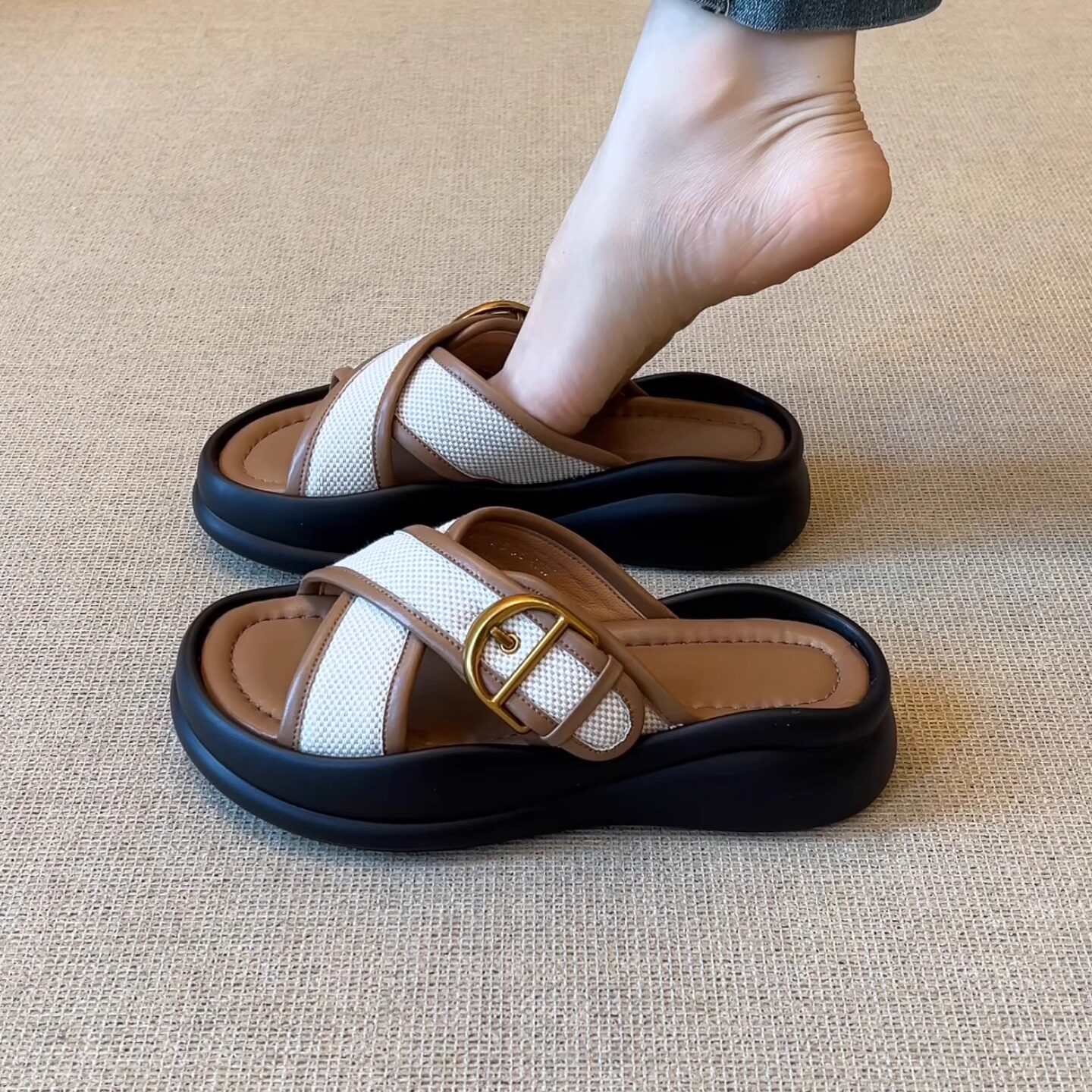 编织度假风圆头交叉带露趾凉拖鞋