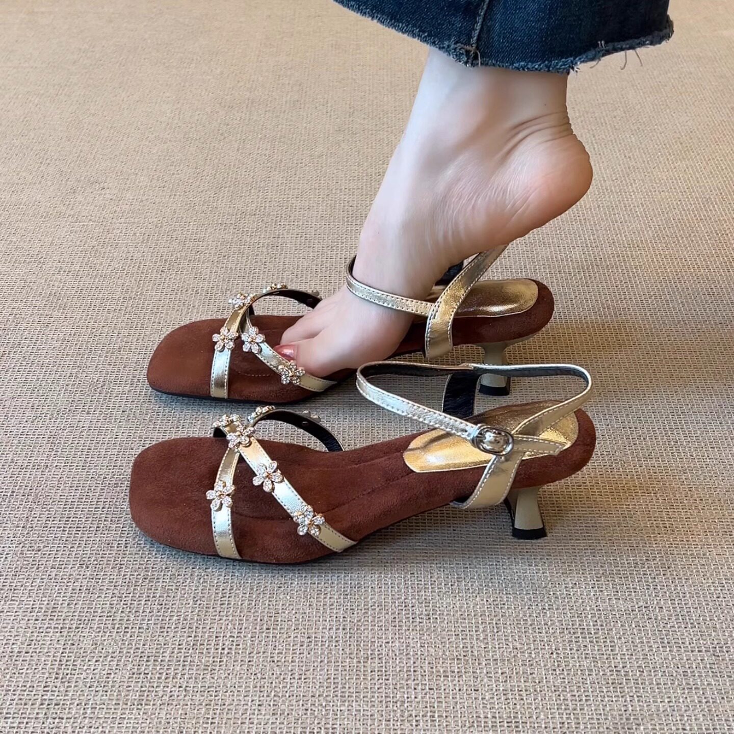 nnmiss2.5/5cm法式复古风方头水钻花朵一字带露趾凉鞋气质高跟鞋