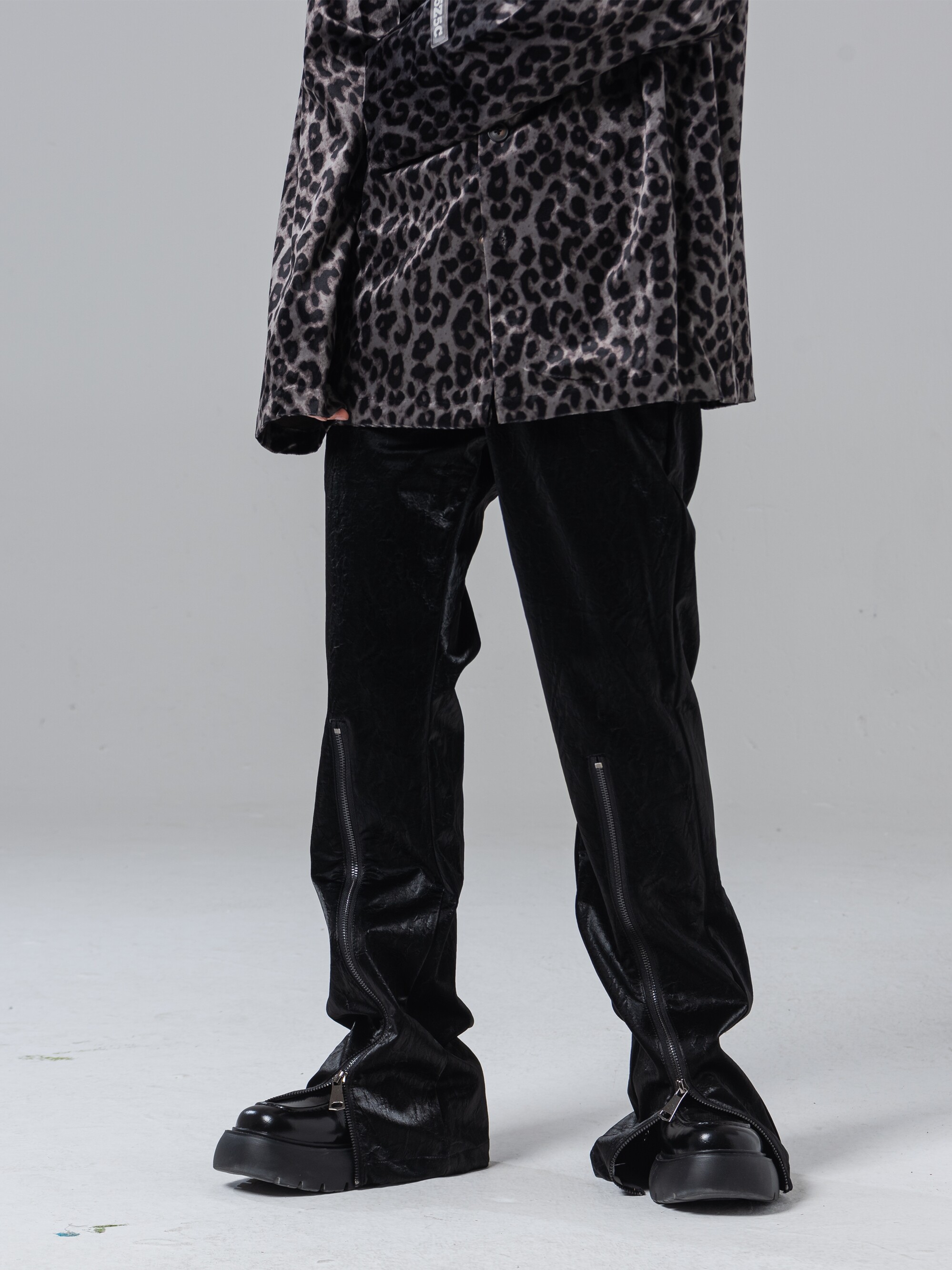 5Z5C YANG과 SU는 동일한 디자인의 바이브 스타일 지퍼 틈새 하이 스트리트 PU 가죽 마이크로 혼 캐주얼 롱 팬츠를 가지고 있습니다