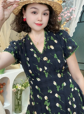 （邂逅绿意）法式复古绣花v领碎花连衣裙高腰显瘦优雅长裙24010