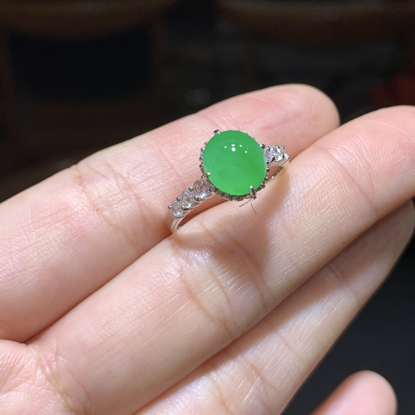 冰种阳绿翡翠蛋面18K金钻戒指