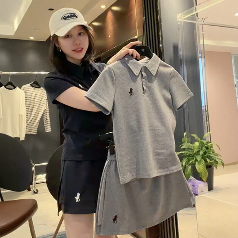 小马刺绣polo领短袖+高腰A字裤裙