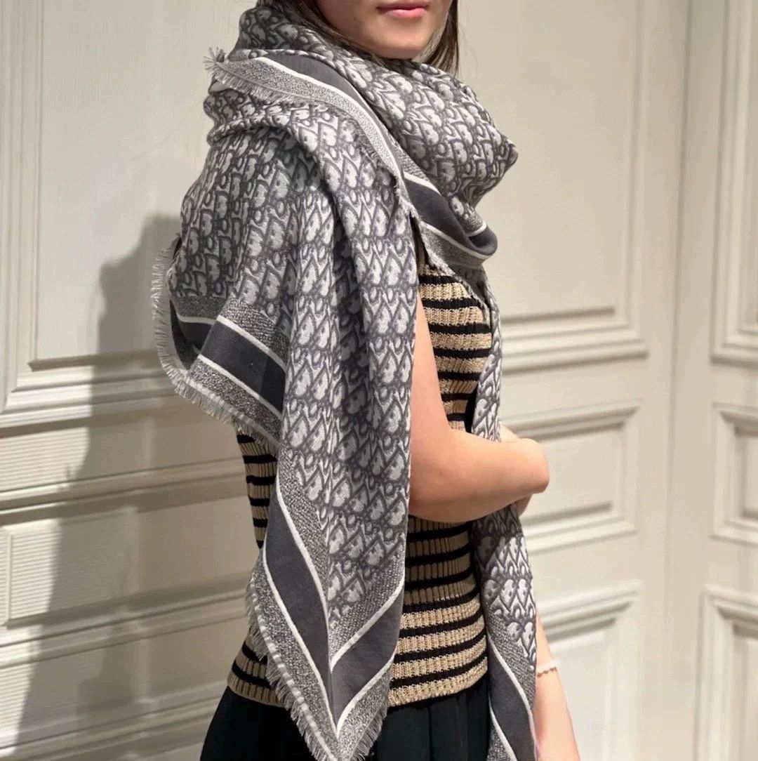 2025秋冬季明星同款字母大方巾