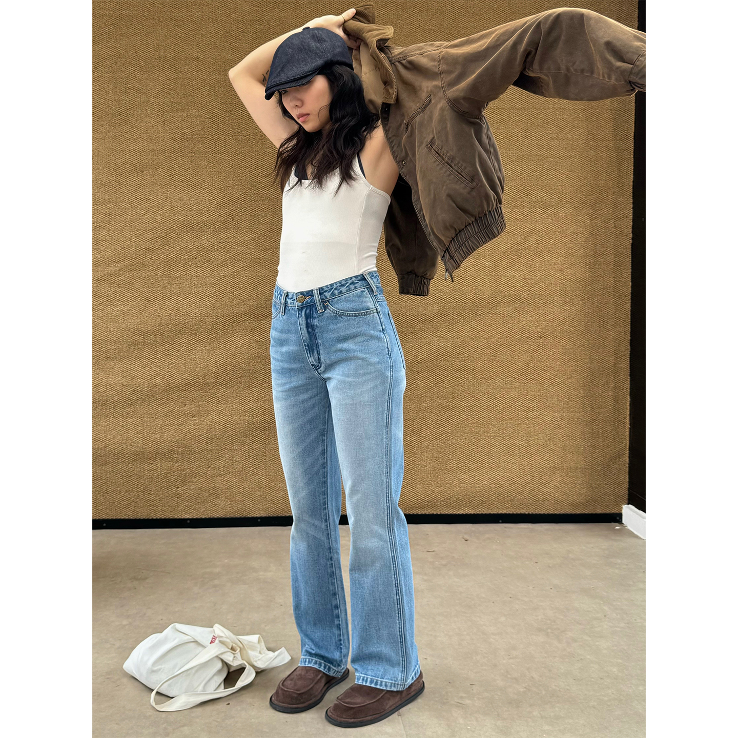 修身窄版利落复古猫须微喇牛仔裤