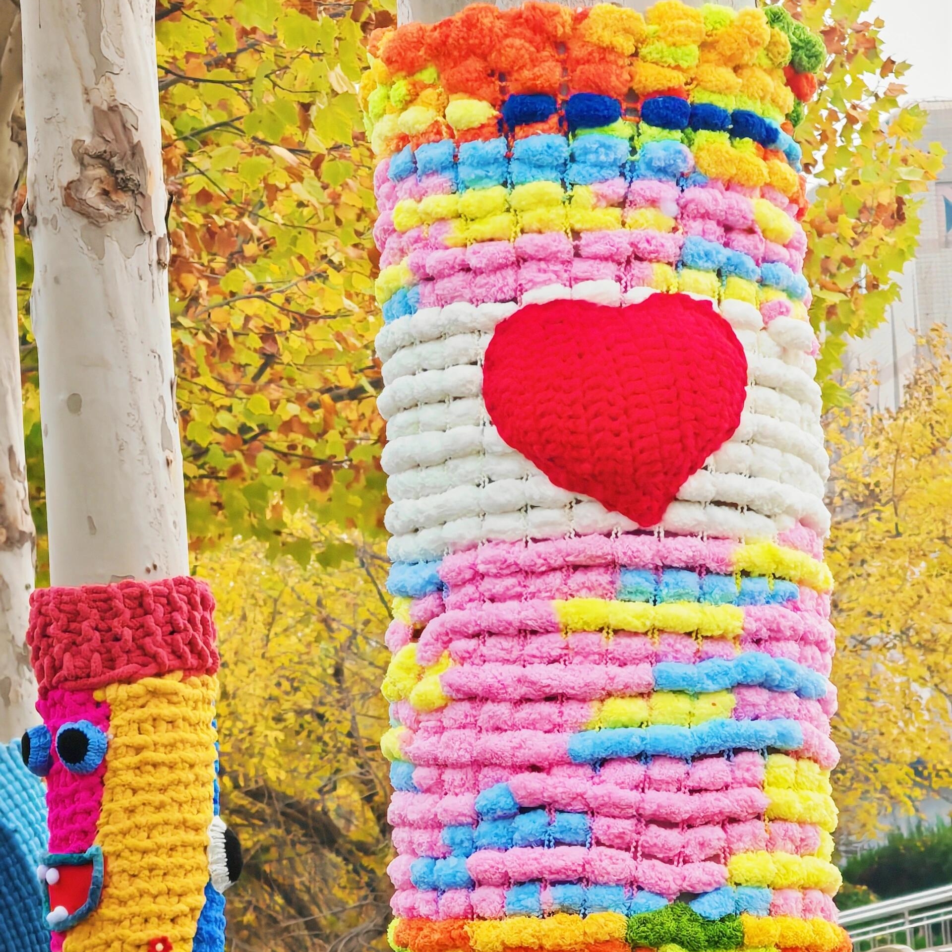 秋冬户外创意大树穿冬衣毛线编织