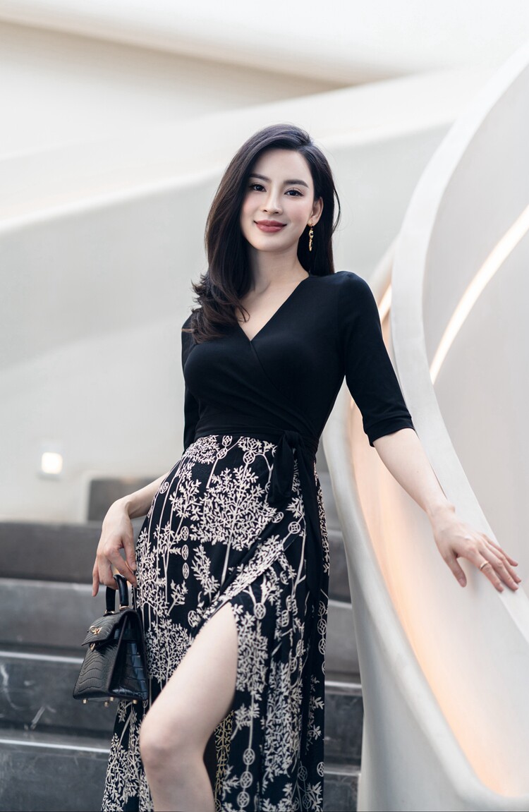 PG DVF 连衣裙2024春夏季新款裹身裙复古V领女装拼色休闲中长裙