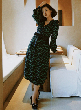 PG DVF2023春夏新品 绿色桃心印花显瘦通勤修身显瘦裹身连衣裙