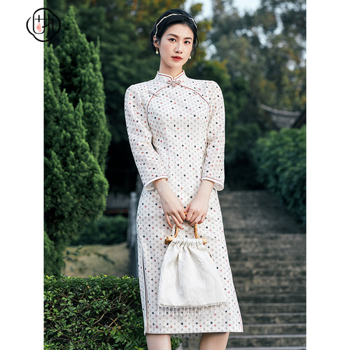 固执格子长袖修身改良蕾丝旗袍