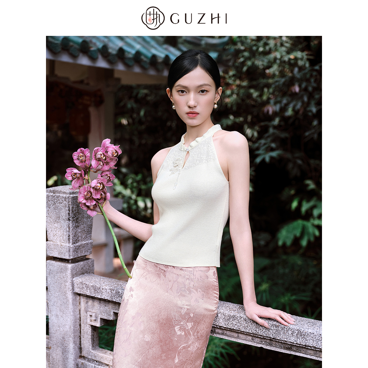 固执立领套头针织镂空背心女装