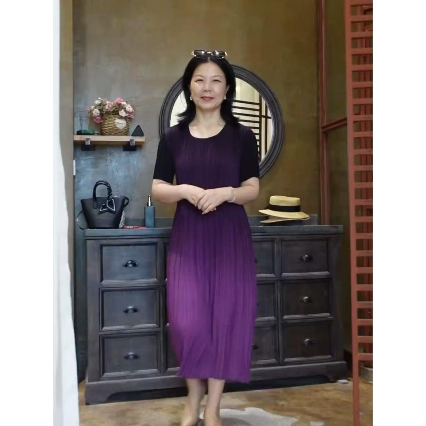 2025新款高端褶皱渐变色连衣裙圆领高弹力舒适大码气质百褶裙