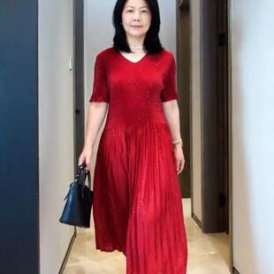 夏季新款三宅风褶皱连衣裙气质简约弹力纯色烫钻V领中长款百褶裙