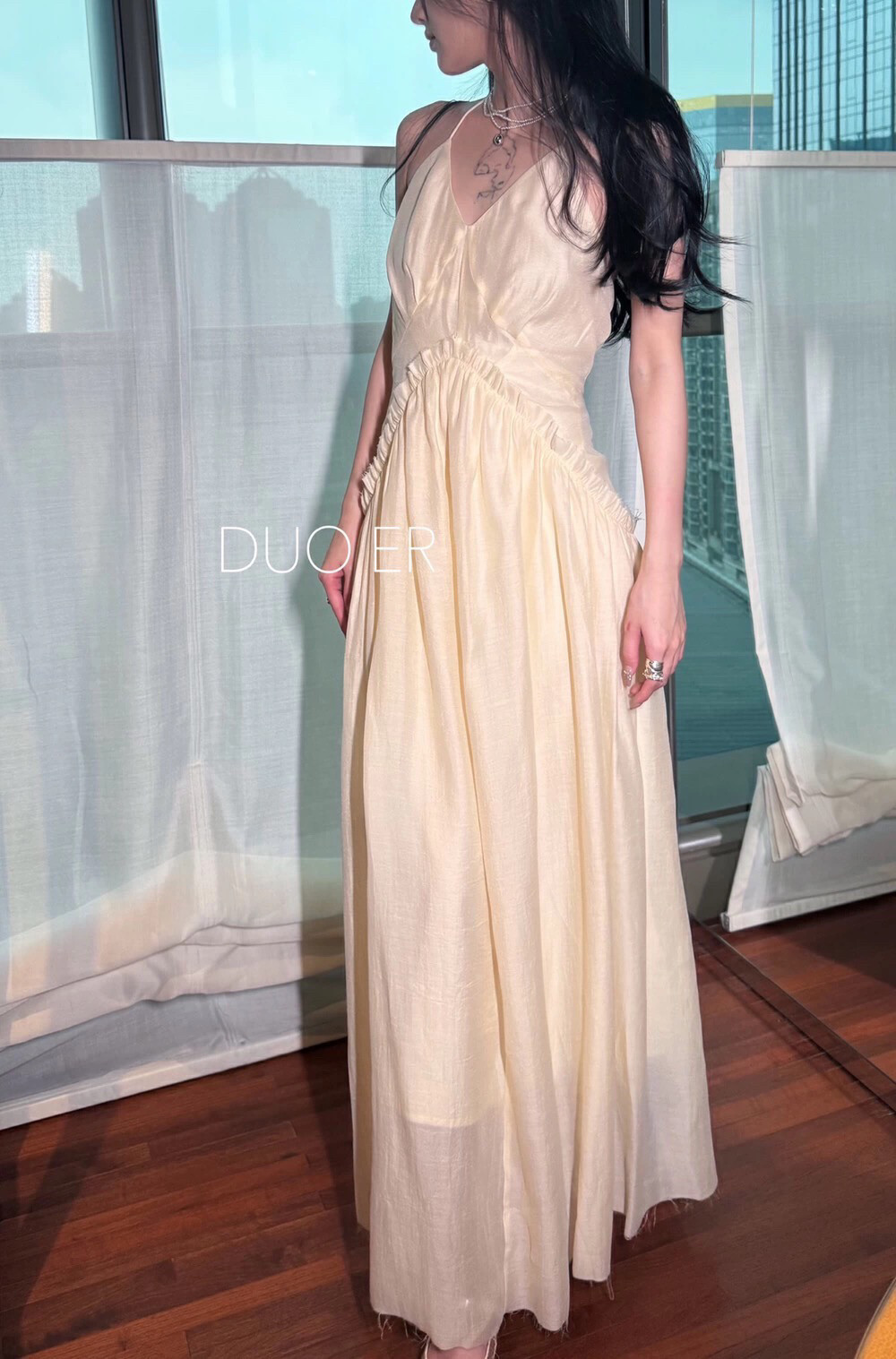 法式独特中长款挂脖V领连衣裙女2025夏季新款温柔风超仙无袖长裙