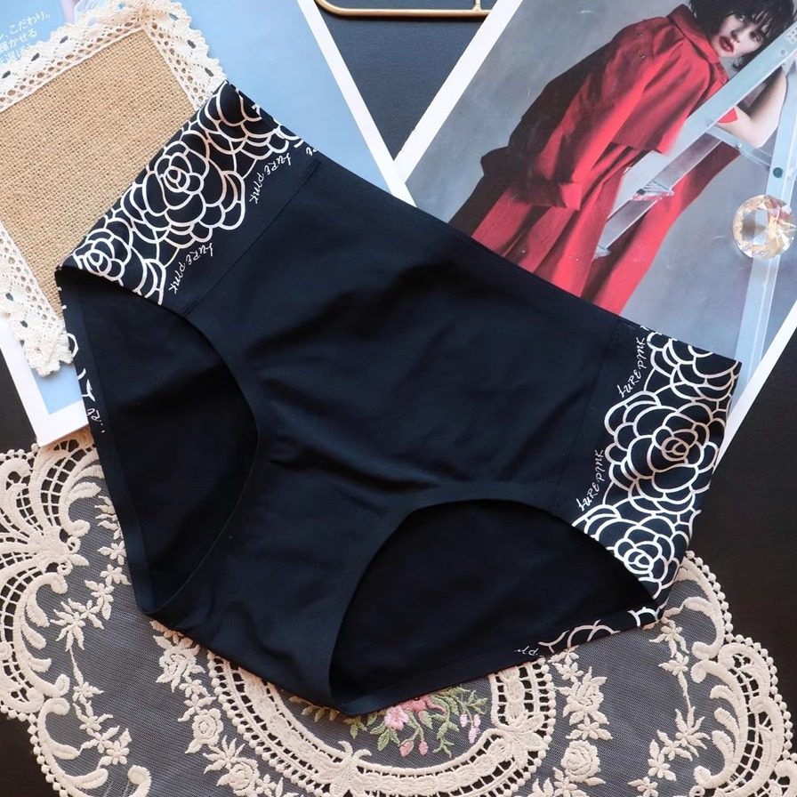 新款高弹无痕中腰日系内裤女透气一片式三角裤女生式小内内纯棉档