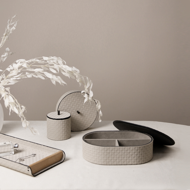 是皮革衣帽间杂物现代简约