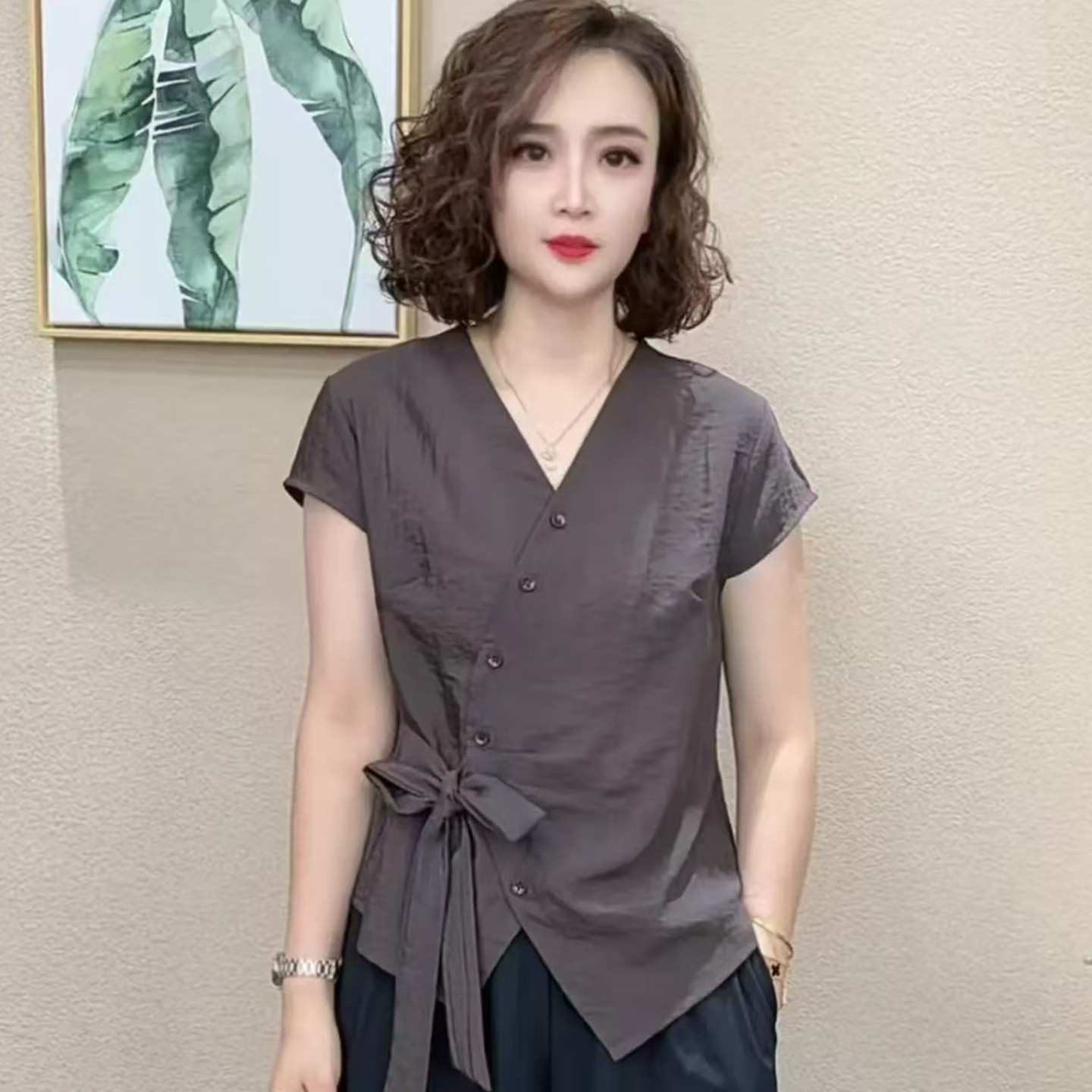 中年女士短袖新款上衣时尚洋气V领单排扣开衫轻薄透气天丝麻衬衫