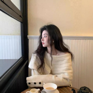 慵懒高级感一字肩针织毛衣秋冬季新款千金温柔风上衣2025正流行