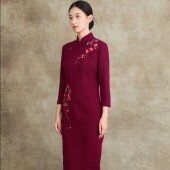 装 复古国风妈妈旗袍 酒红色刺绣毛呢立领长袖