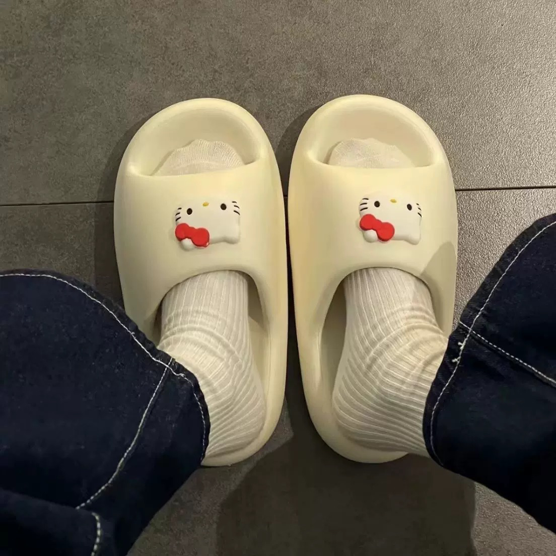是hellokitty拖鞋!chao厚底~踩屎感哦!奶呼呼好可爱