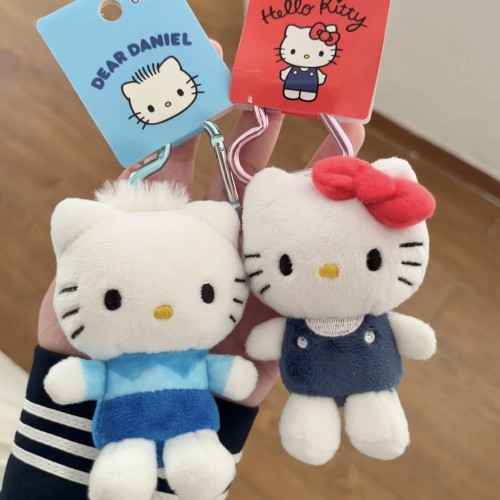hellokitty和她的男朋友丹尼尔！蓝色限定哦，可以做情侣款的挂件