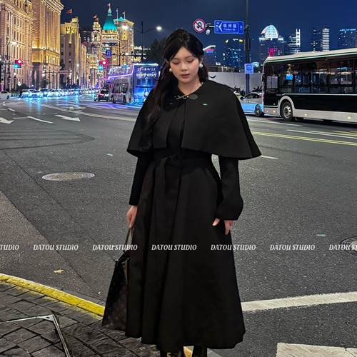 哒头.Studio【留洋千金】微胖mm大码2024新款显瘦斗篷大衣套装女