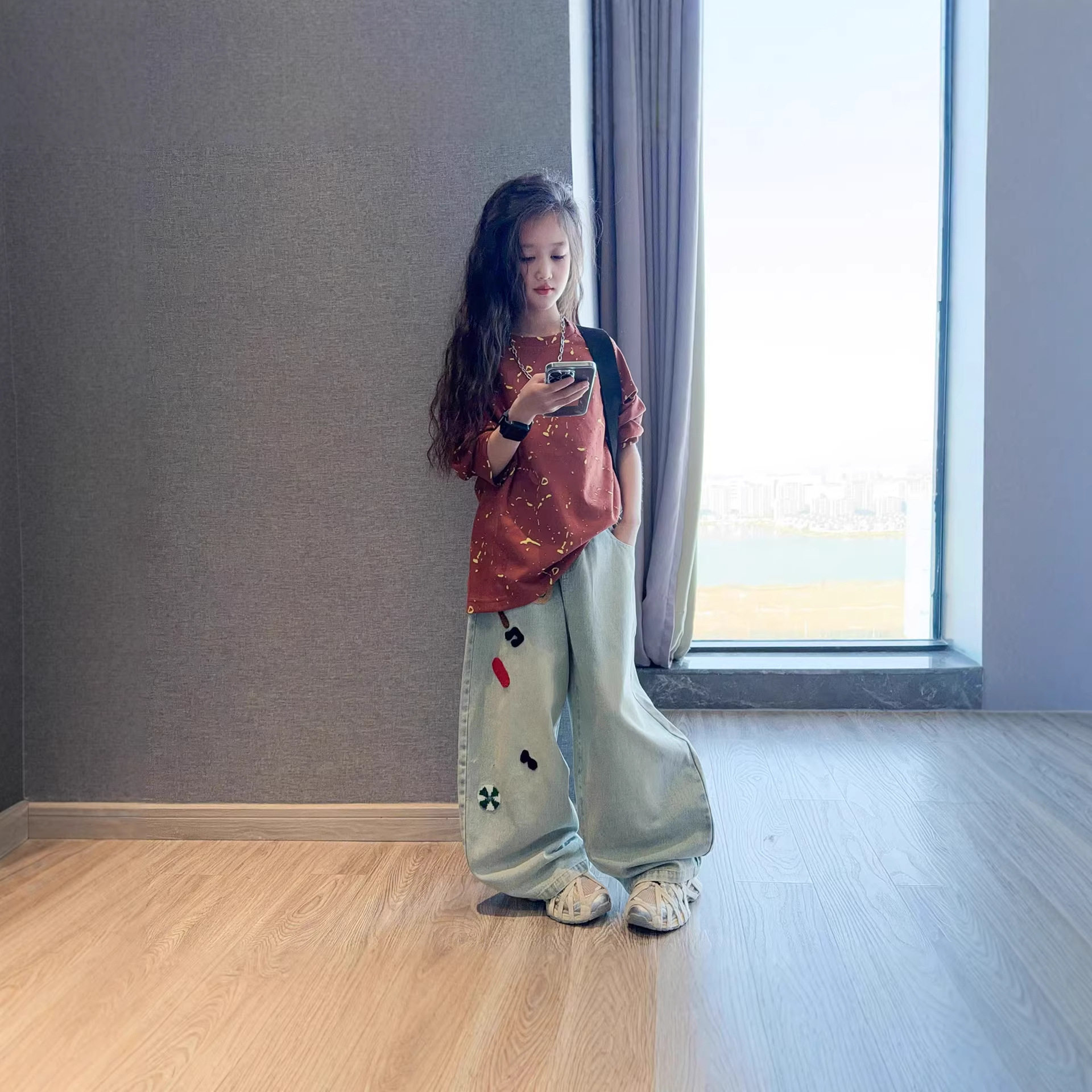 女童春装套装2026新款休闲时尚宽松烧花长袖上衣牛仔阔腿弯刀裤潮