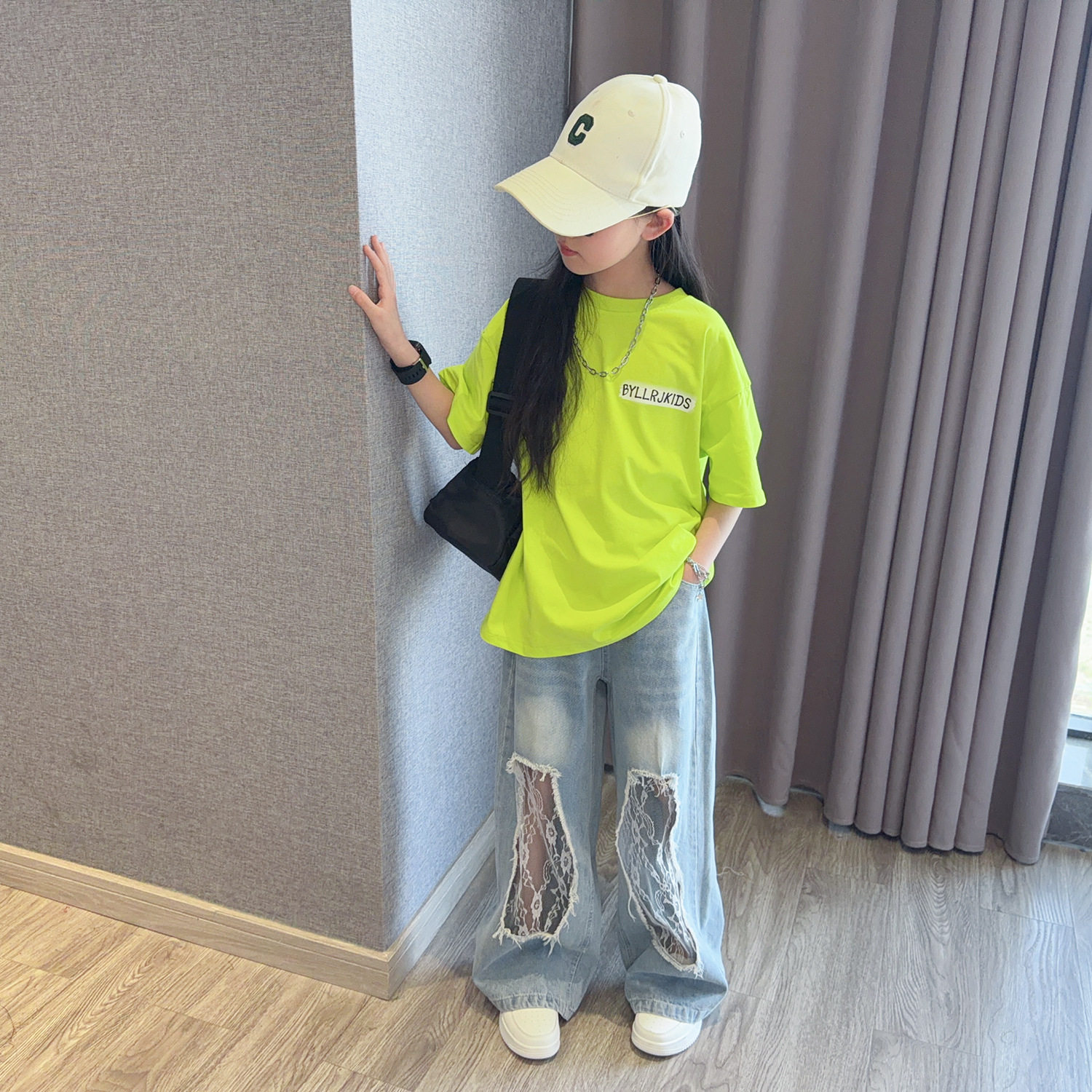 女童夏装套装2026新款酷飒风夏季时髦短袖T恤个性破洞牛仔裤洋气