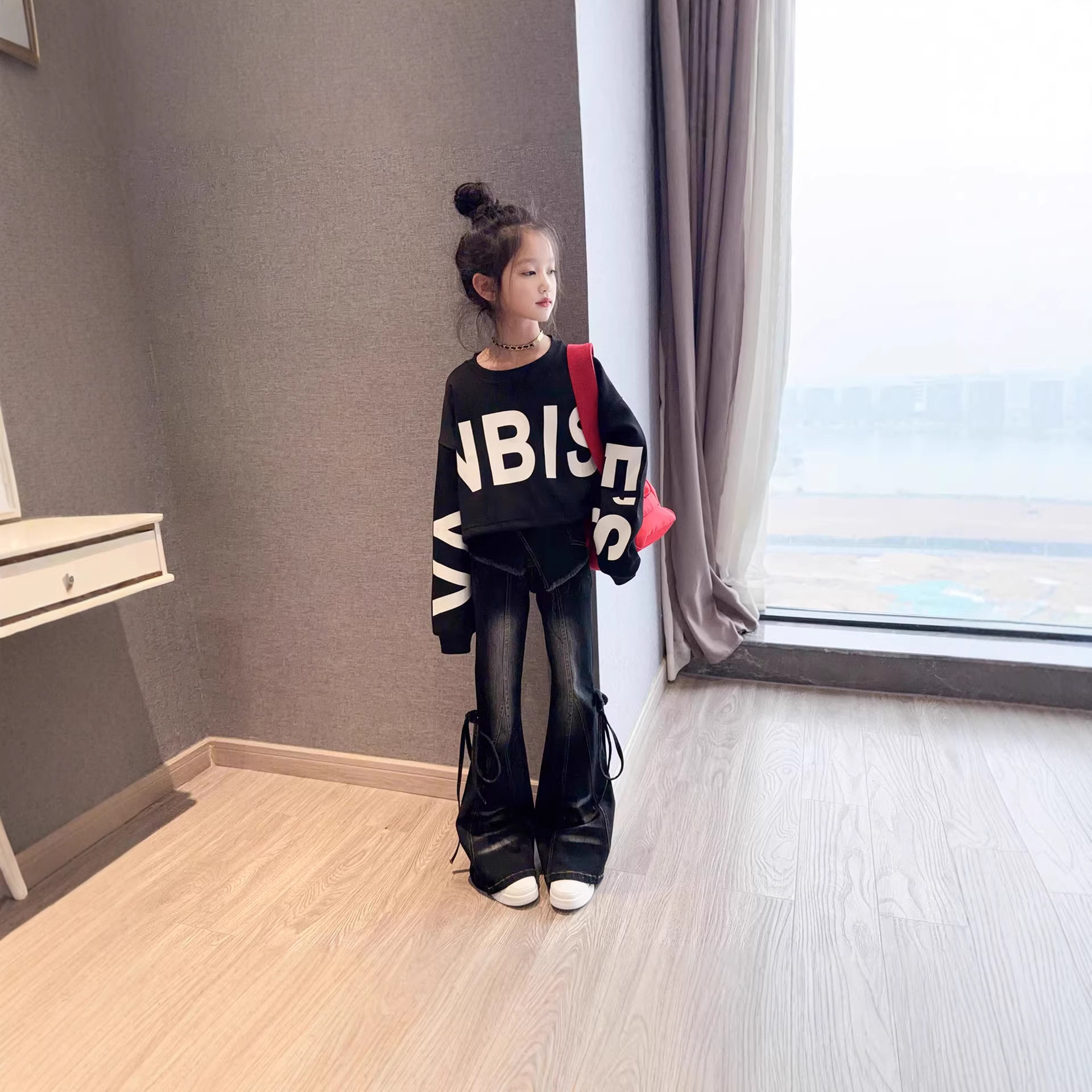 女童2026春装新款宽松百搭字母上衣儿童装微喇叭弹力牛仔裤两件套